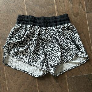 Lululemon Tracker Shorts Black and White Size 6